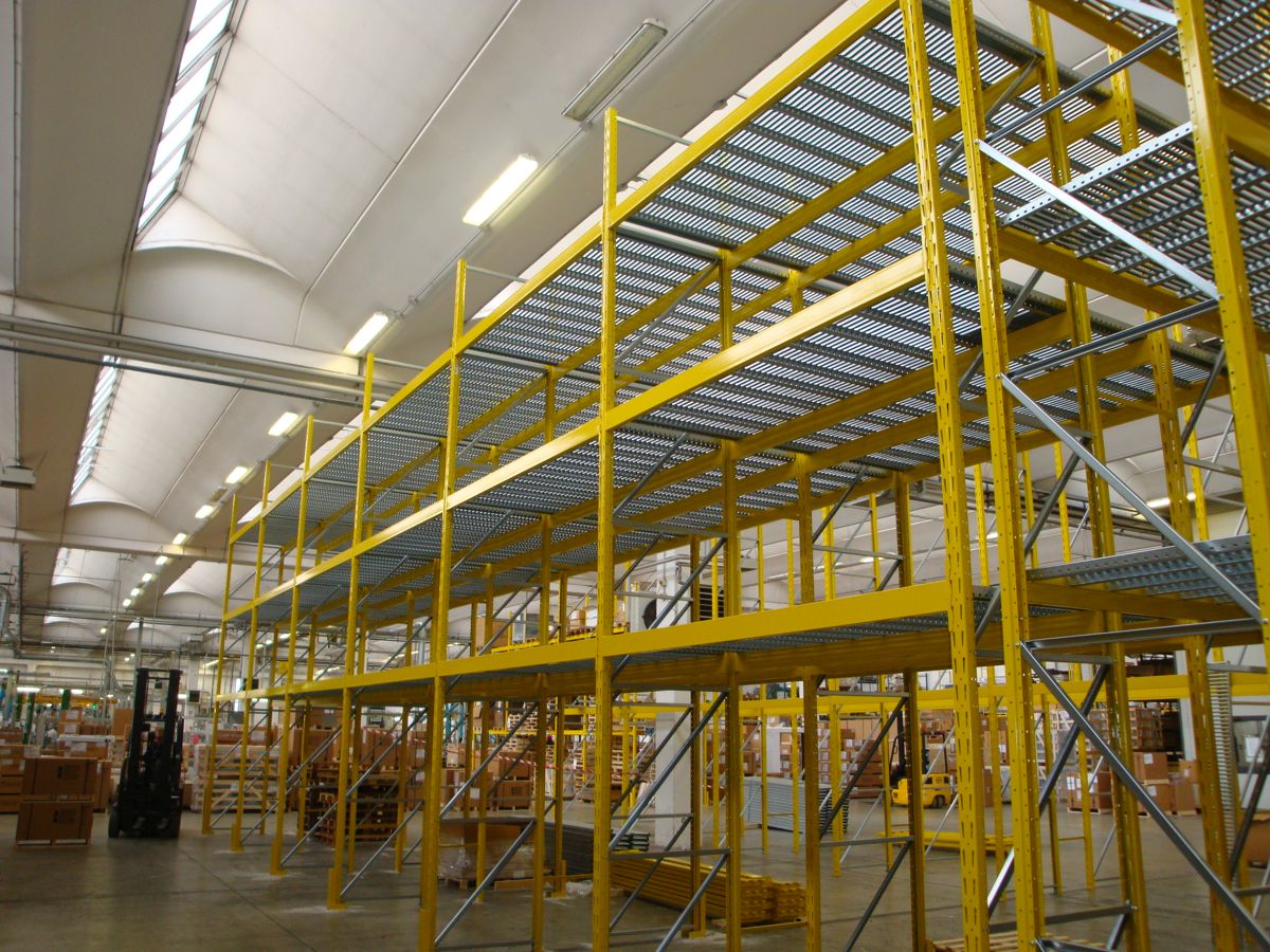 Scaffalature portapallet con soppalco in un magazzino