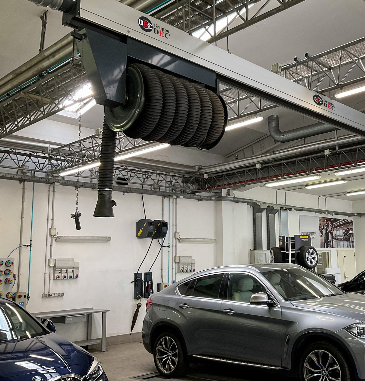 Impianto di aspirazione gas di scarico con arrotolatori a soffitto in officina