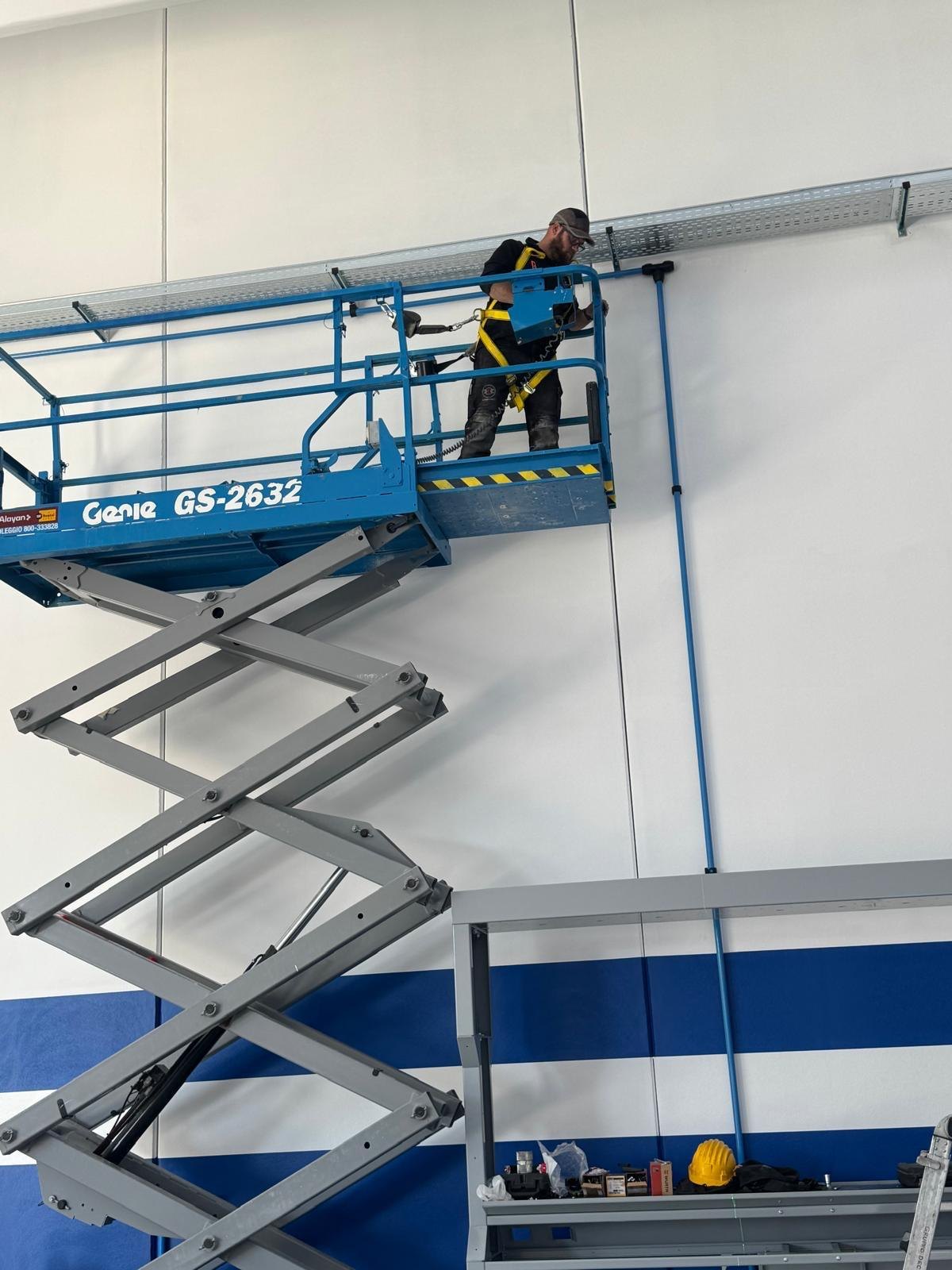 Tecnici Gruppo DEC installano le linee degli impianti in officina