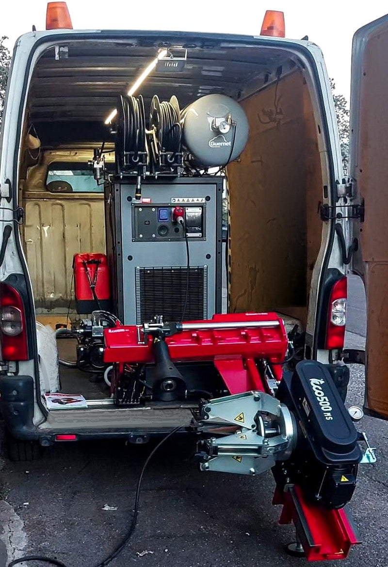 Officina mobile per gommista su furgone